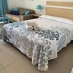 Bonito estudio con soleada terraza,piscina y WIFI gratis By TheOceanRentals
