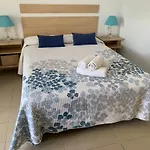 Bonito estudio con soleada terraza,piscina y WIFI gratis By TheOceanRentals