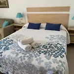 Bonito estudio con soleada terraza,piscina y WIFI gratis By TheOceanRentals